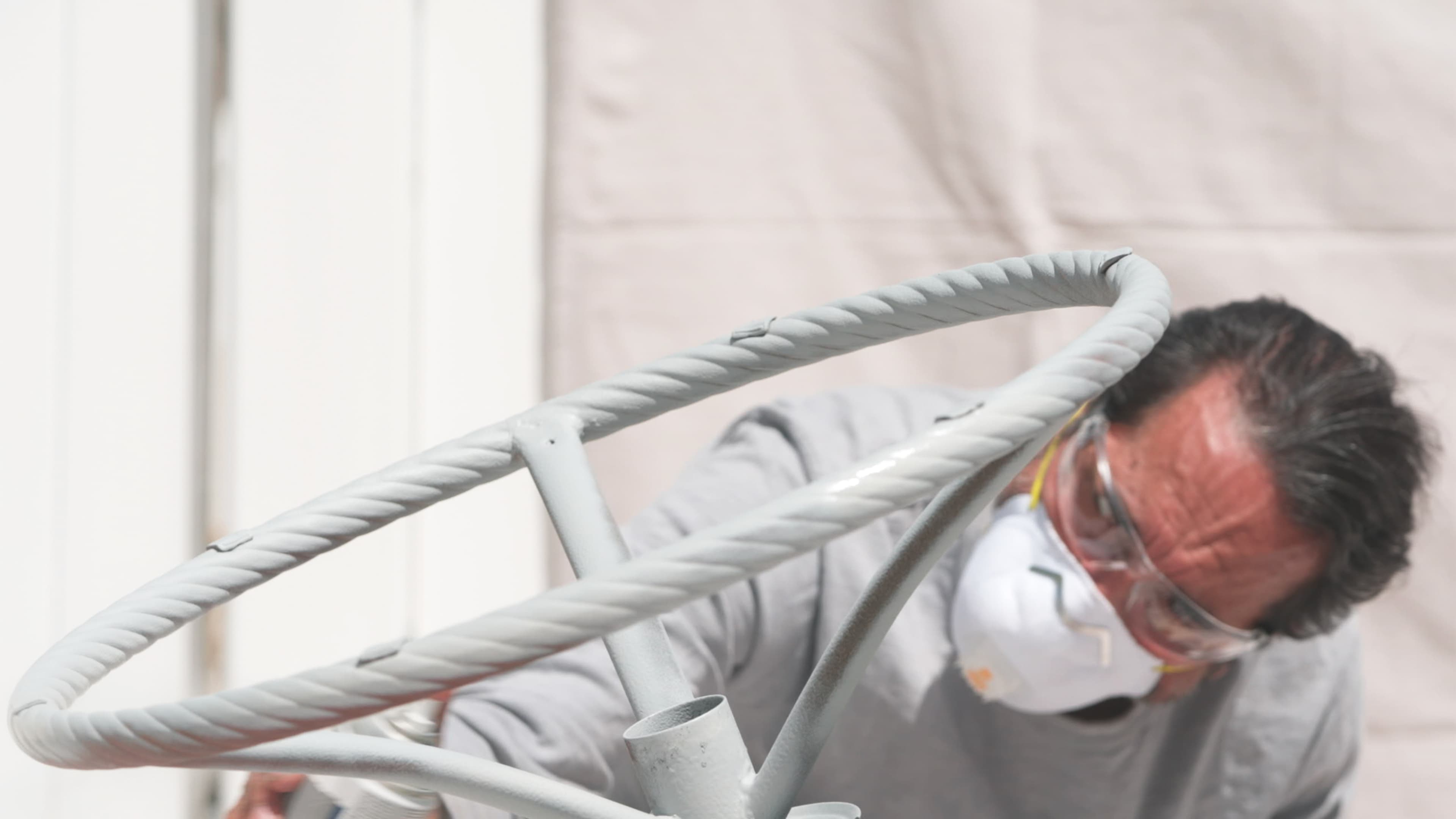 ASK S24 E1, recut for TFH: Mauro Henrique paints rusty patio furniture